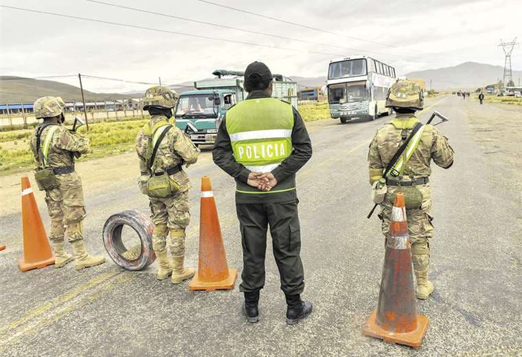 Militares y policías impiden el paso de vehículos en la carretera La Paz-Oruro. Foto: APG Noticias