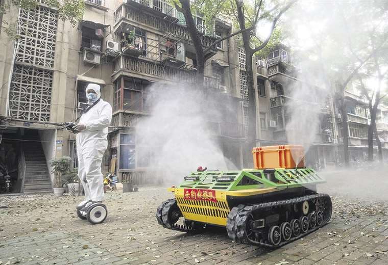 Un hombre controla un carro fumigador en Wuhan, la ciudad que fue el epicentro del nuevo coronavirus. Foto: AFP
