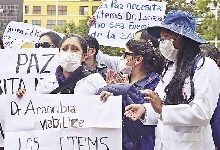 Los médicos del centro hospitalario de Miraflores manifestaron su molestia. Fue ayer en la sede de Gobierno. Foto: APG Noticias