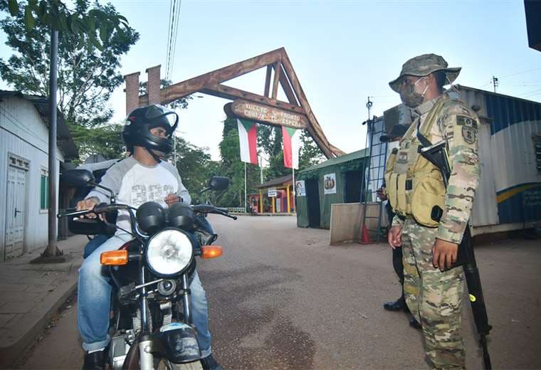 En Cobija, los militares controlaron el paso fronterizo para impedir el paso de extranjeros que no sean residentes en nuestro país. Foto: APG Noticias