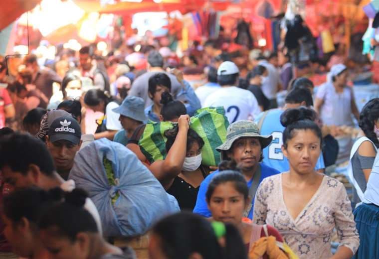 La gente asistió de forma masiva a los mercados en Santa Cruz. Foto Ricardo Montero 