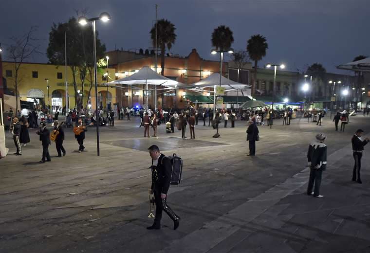 Poco trabajo para los mariachis en México a causa del coronavirus. Foto: AFP