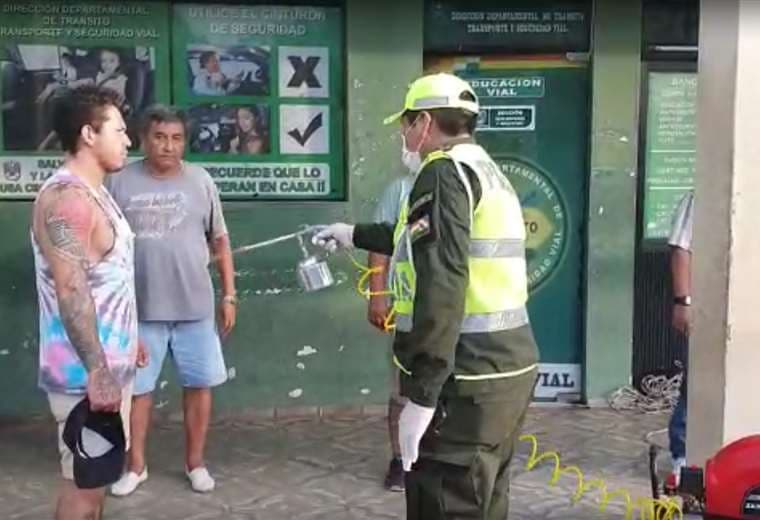 Los policías de Tránsito desinfectan a los infractores a la cuarentena