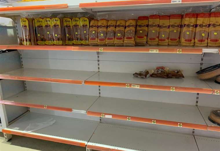 Así lucen algunos de los estantes en supermercados de la capital cruceña