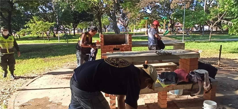 Realizan churrasco en un parque. Foto. Internet 