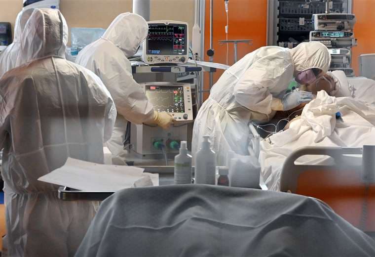 Los médicos realizan grandes esfuerzos para atender a pacientes contagiados de coronavirus. Foto AFP