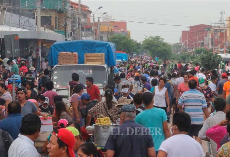 La gente se volcó a los mercados este jueves pese a las restricciones con el número de carné. Foto: Jorge Ibáñez