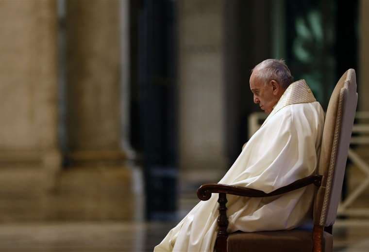 El papa Francisco durante la ceremonia casi en solitario en el Vaticano. Foto AFP