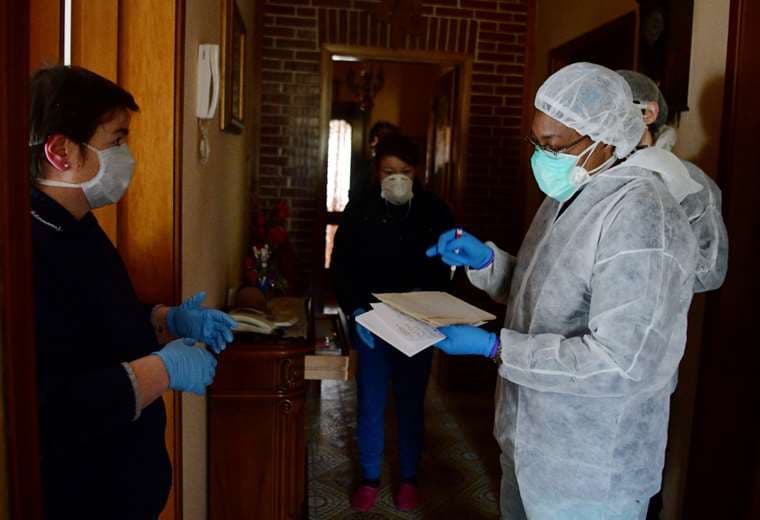 Bérgamo es la ciudad más castigada por el coronavirus en Italia. Se brinda asistencia a los que están en cuarentena en sus domilicios. Foto: AFP