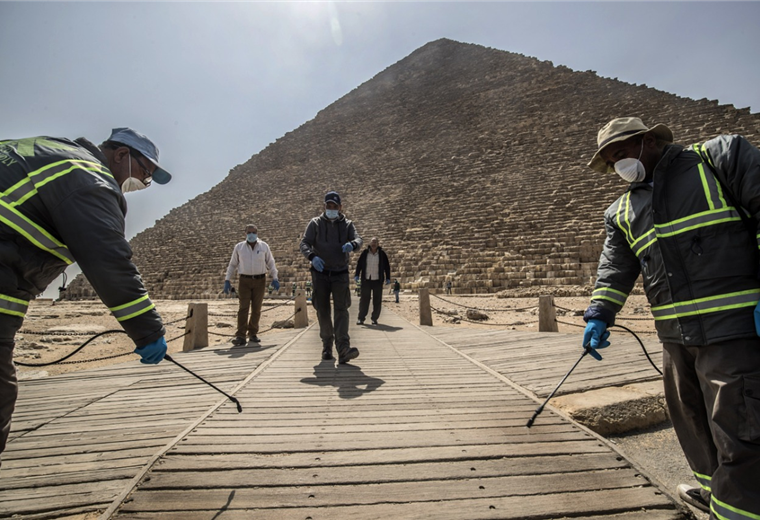 Los egipcios desinfectan las pirámides en la ciudad de Giza, próxima a El Cairo. Hay seis personas fallecidas y 41 casos positivos por coronavirus. Foto. AFP