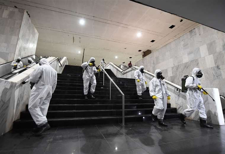 Soldados brasileños desinfectan el metro en Brasilia/Foto: AFP