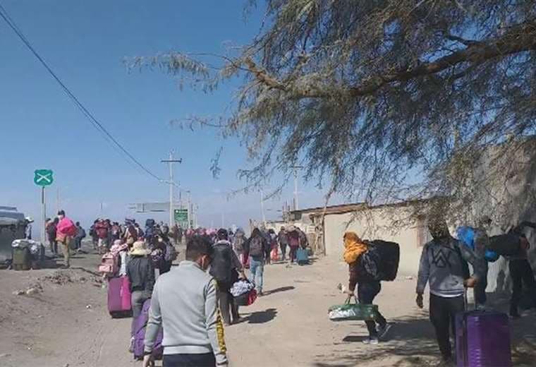 Los bolivianos pretendían llegar caminando a Pisiga I Foto: captura.