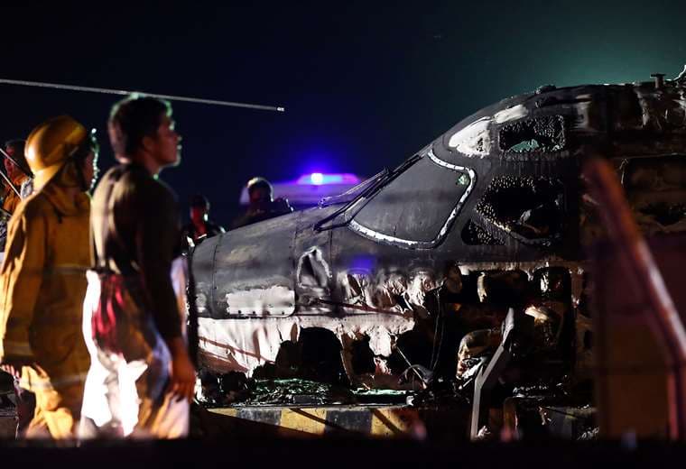  Los rescatistas se paran junto a los restos de un avión de Westwind, que se incendió durante el despegue en el aeropuerto internacional de Manila/Foto: AFP
