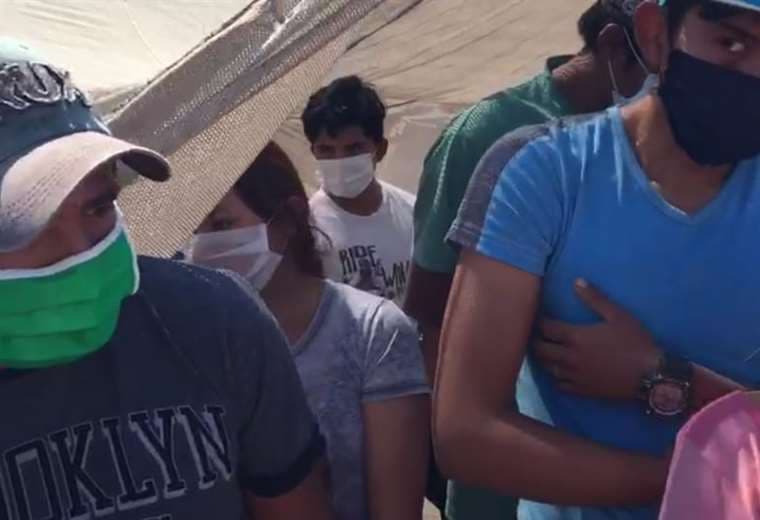 Bolivianos que están en la frontera con Chile y no pueden ingresar al país/Captura del video de APG