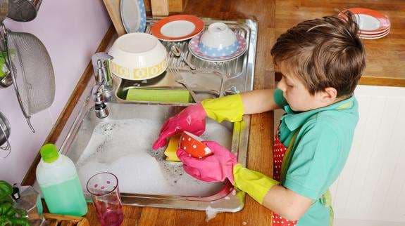 Niños colaboran en la labor de hogar