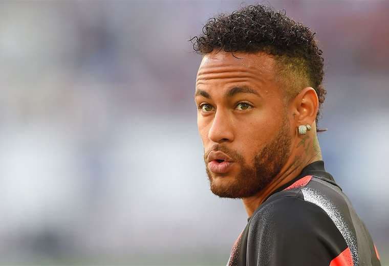 Neymar trata de borrar la polémica causada por fotografiarse en una cancha de vóley de playa. Foto: Internet