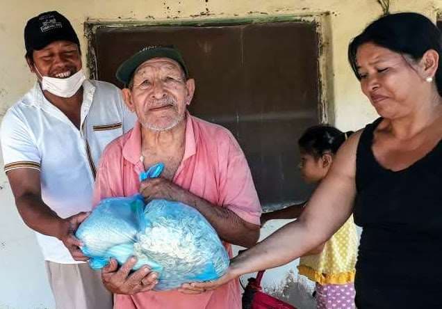 La ayuda solidaria a gente de escasos recursos en San José / Limber Cambará