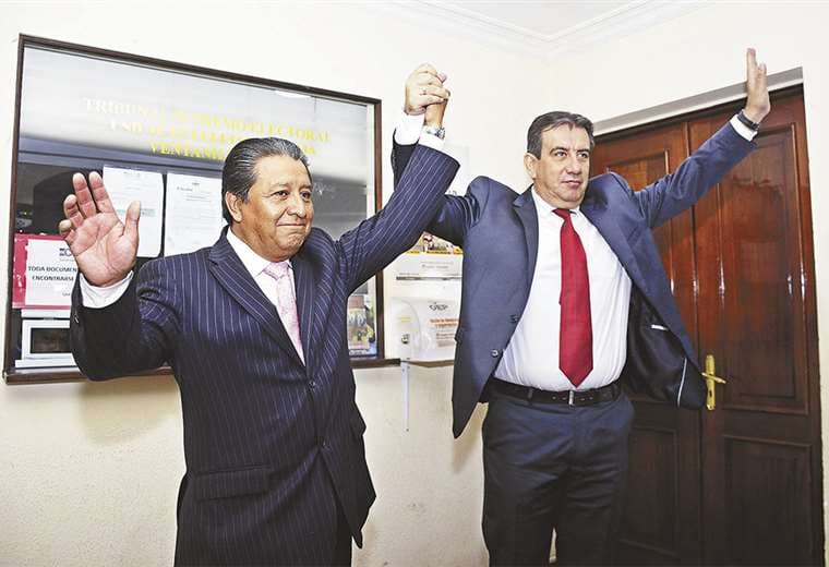 Jaime Soliz (dcha.) y Salvador Pinto dieron por hecho que Chi será relegado y se proclamaron candidatos. Foto: APG Noticias