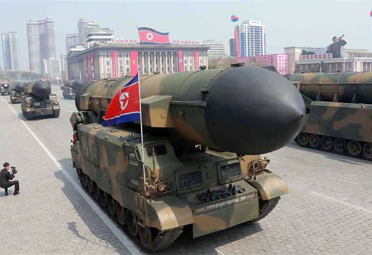 Corea del Norte lanza cohetes