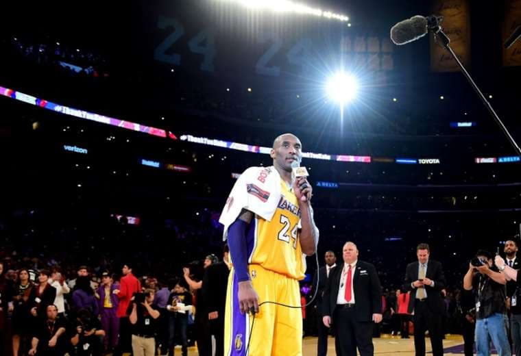 Kobe Bryant pronuncia un discurso tras su último partido en la NBA en 2016. Foto: AFP