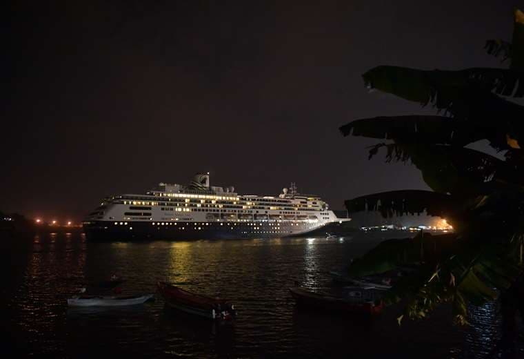 El crucero cruzó el canal de Panamá rumbo a Florida. Foto AFP
