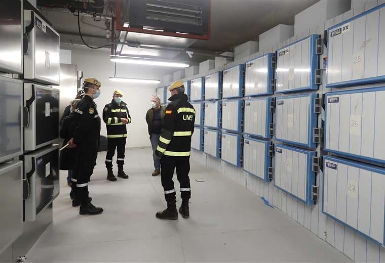 Miembros de la Unidad Militar de Emergencia dentro del edificio no utilizado en la llamada "Ciudad de la Justicia" en Madrid, que se utilizará como morgue temporal. Foto AFP