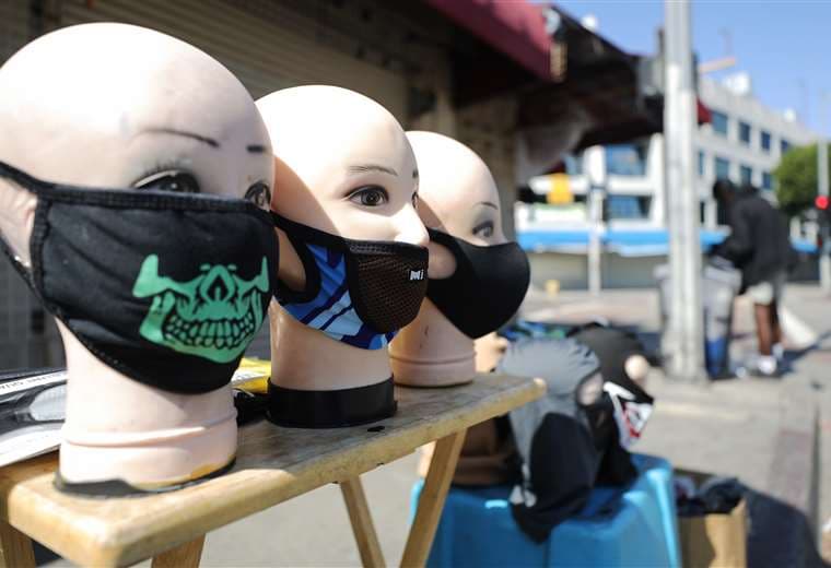 Mascarillas a la venta en una desierta calle de Los Ángeles (EEUU). Foto AFP