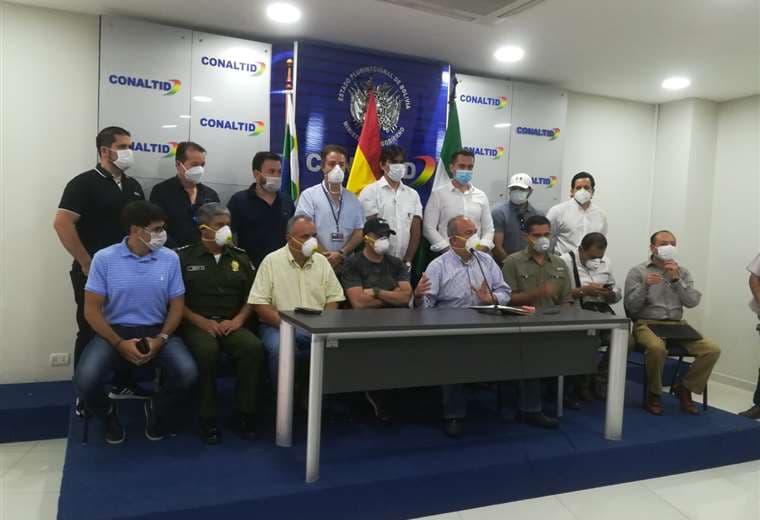 Autoridades de Gobierno brindaron este martes una conferencia de prensa en Santa Cruz