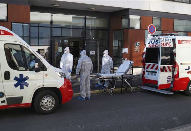 Personal médico y paramédico esperando a un enfermo de coronavirus en Tours, sur de Francia. Foto AFP