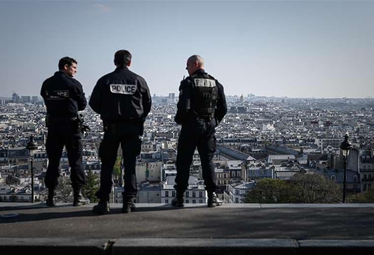 Policías franceses patrullan en el distrito turístico de Montmartre en París, en cuarentena por el coronavirus. Foto AFP