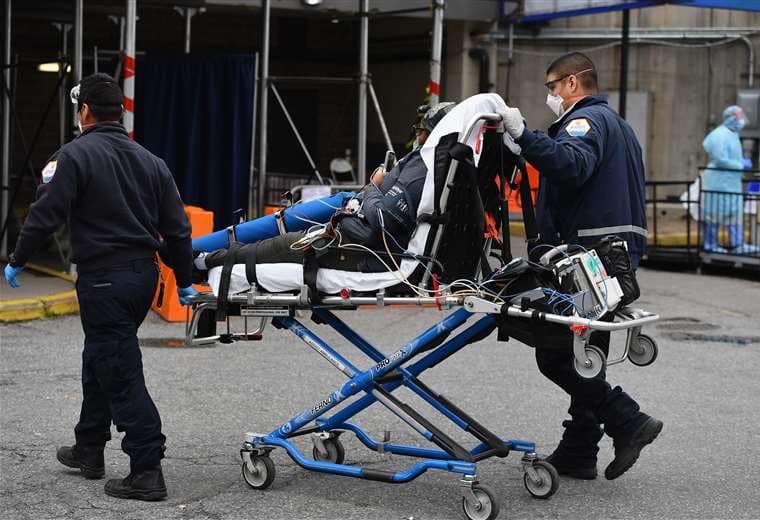 Paramédicos llevan a un paciento al sector de emergencias del Hospital Central de Brooklyn en EEUU. Foto AFP