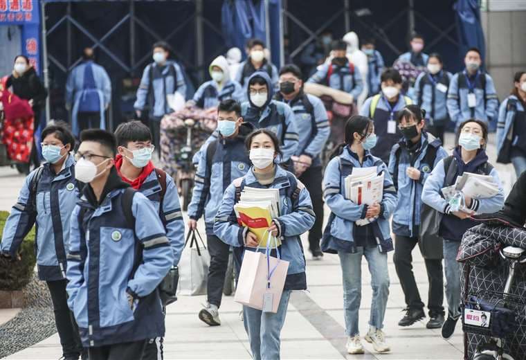 Estudiantes regresaron el lunes a clases en la provincia de Jiangsu, región oriental de China. Foto AFP