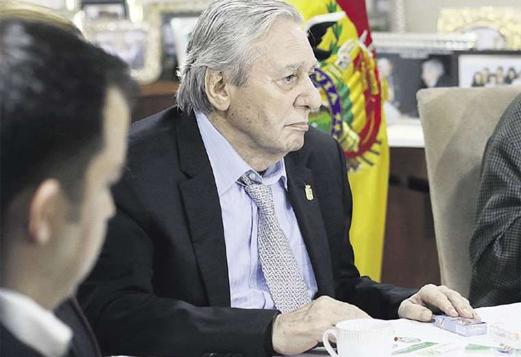 Desde hace 10 días el alcalde Percy Fernández no va por su despacho. Fue sometido a una operación