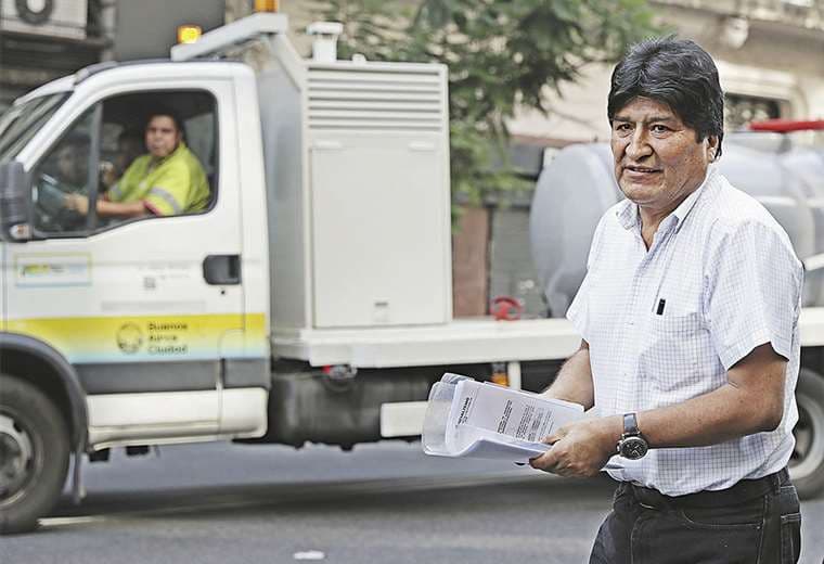 Evo Morales tendrá que acostumbrarse a las calles porteñas o volver al país y enfrentar el juicio . Foto: AFP