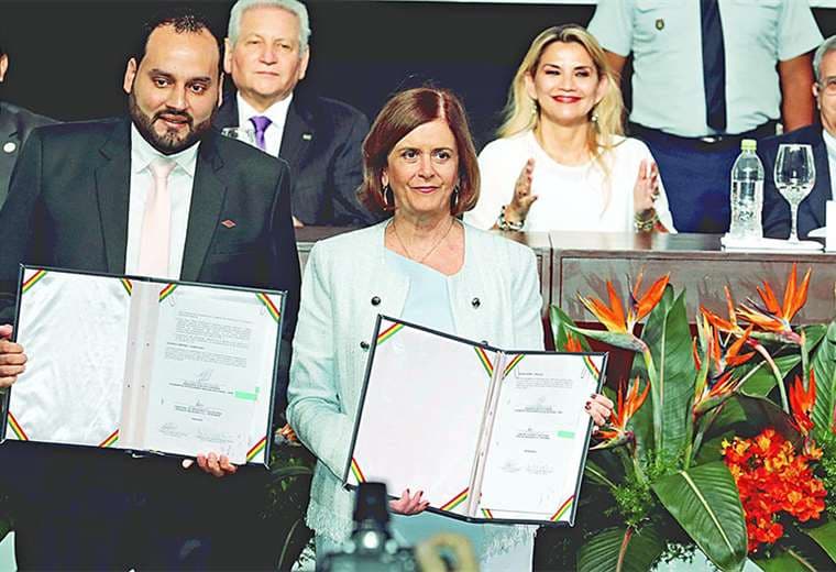 Los titulares de YPFB y Petrobras muestran el documento de la octava adenda al contrato bilateral. Foto: FUAD LANDÍVAR