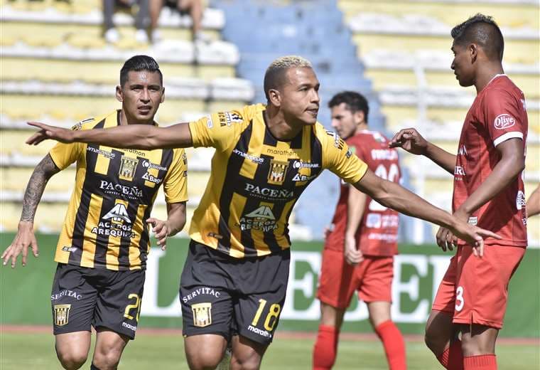 Celebra Jair Reinoso uno de los goles que este domingo marcó ante Guabirá. El colombiano hizo cuatro para el Tigre. Foto: APG