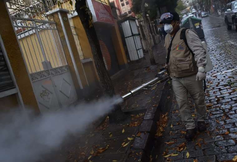 Personal del Ministerio de Salud desinfecta calles de diferentes ciudades del país. Foto: APG