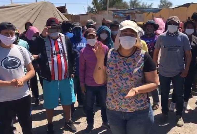 Los bolivianos esperan poder ingresar pronto al país