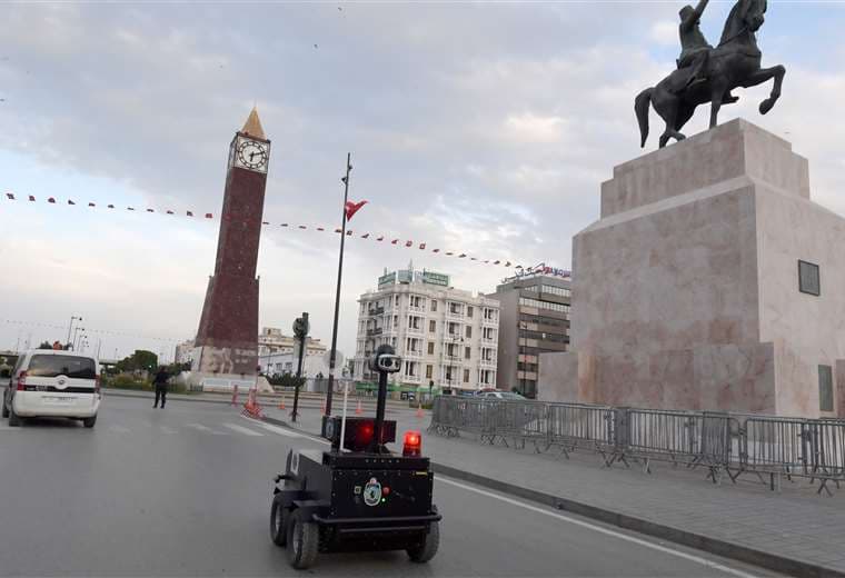 Un robot de la policía tunecina patrulla en una céntrica avenida de Túnez que se encuentra en cuarentena. Foto AFP