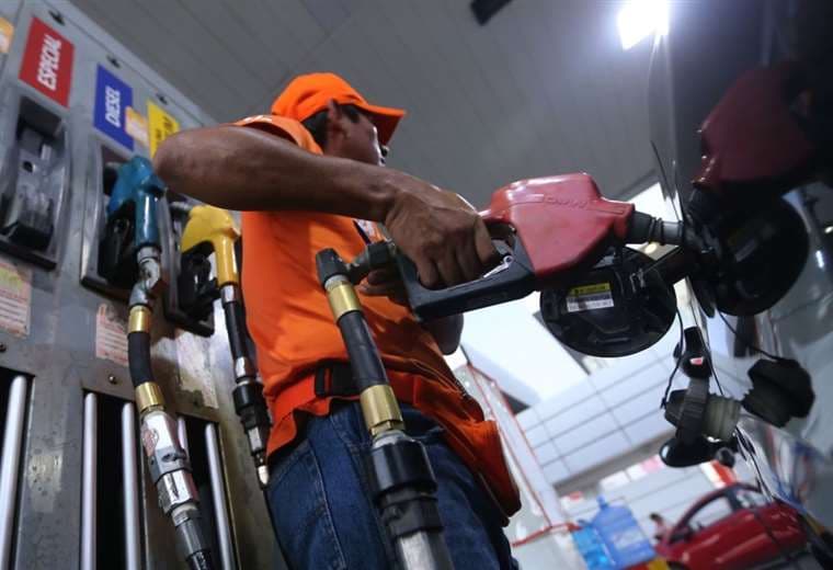 La comercialización del combustible en las estaciones se servicio será por turnos/FOTO: EL DEBER