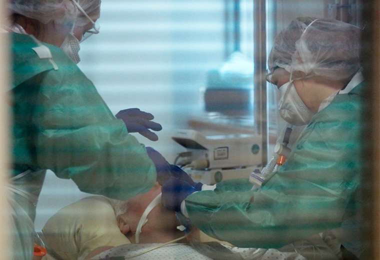El persona médico en España asiste a los pacientes con Covid-19. Foto: AFP