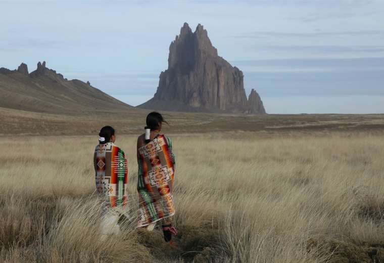 Dos indígenas navajos en la inmensidad de su territorio. Foto National Geographic