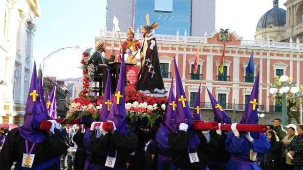 Cada año la procesión del Santo Sepulcro pasa por el centro del poder. Foto: Erbol