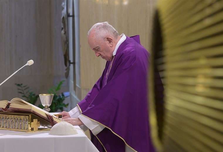 El Papa ofreció la misa de hoy por los enfermos del coronavirus y personal médico que trabaja en primera línea