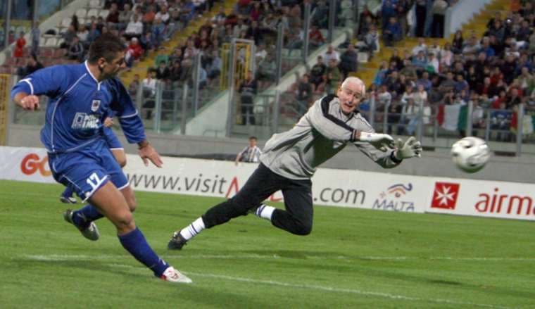 Peter Bonetti para el balón en un partido entre las Leyendas de Italia e Inglaterra en 2007. Foto: AFP
