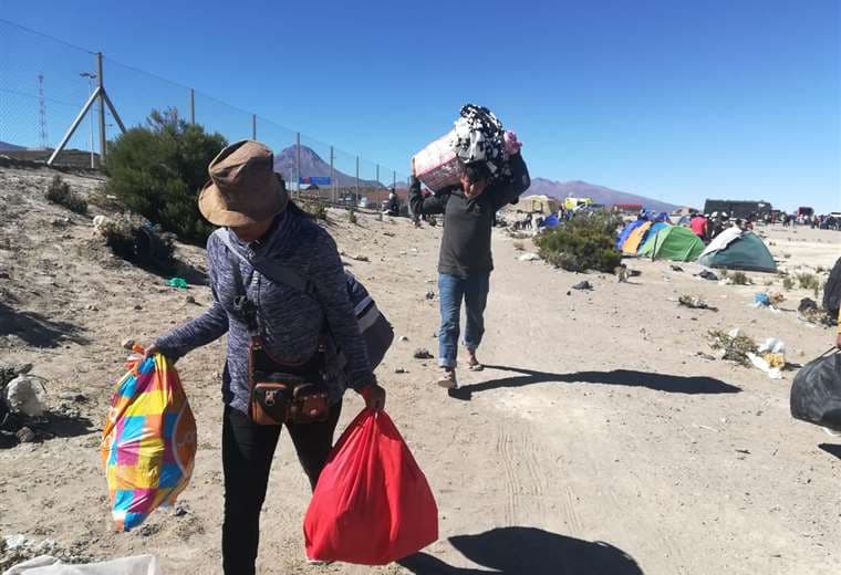 Los bolivianos continúan llegando hasta Colchane (Chile), municipio colindante con Oruro, para ingresar a territorio nacional. Foto: Rodrigo Martínez
