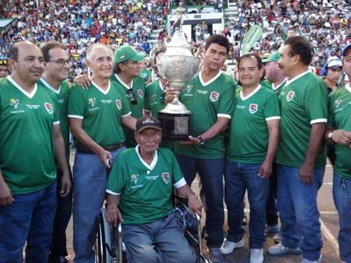 ‘Guarayeco’ (en silla de redas) junto a otros ‘tahuichis’ en el estadio Ramón Aguilera Costas. Foto: Internet 
