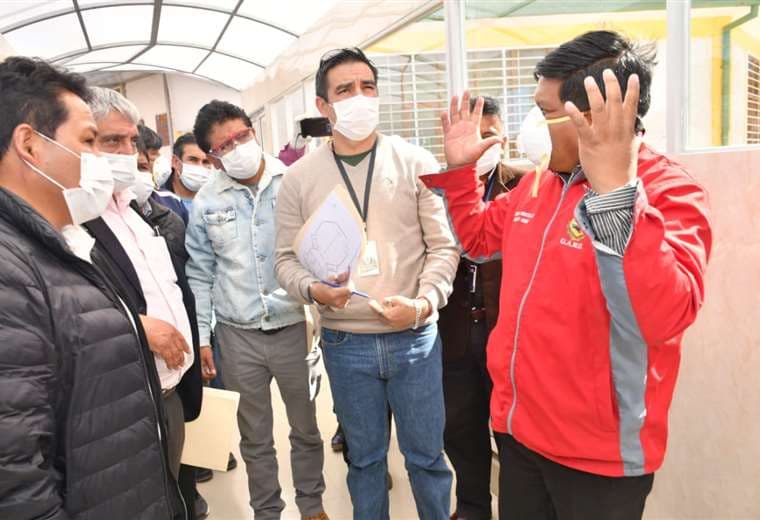 Arias realizó un recorrido por el municipio de Oruro para inspeccionar las instalaciones para pacientes con coronavirus.