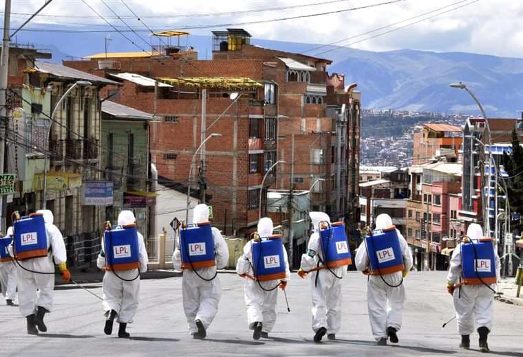 Las calles son desinfectadas en distintos municipios del país. (Foto: AFP)