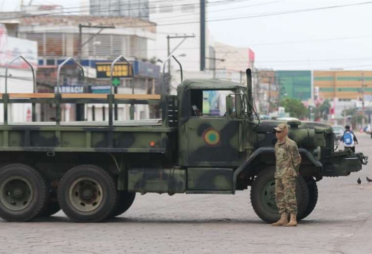 Los militares cumplen con labores de ordenamiento en las calles. (Foto: Jorge Uechi)